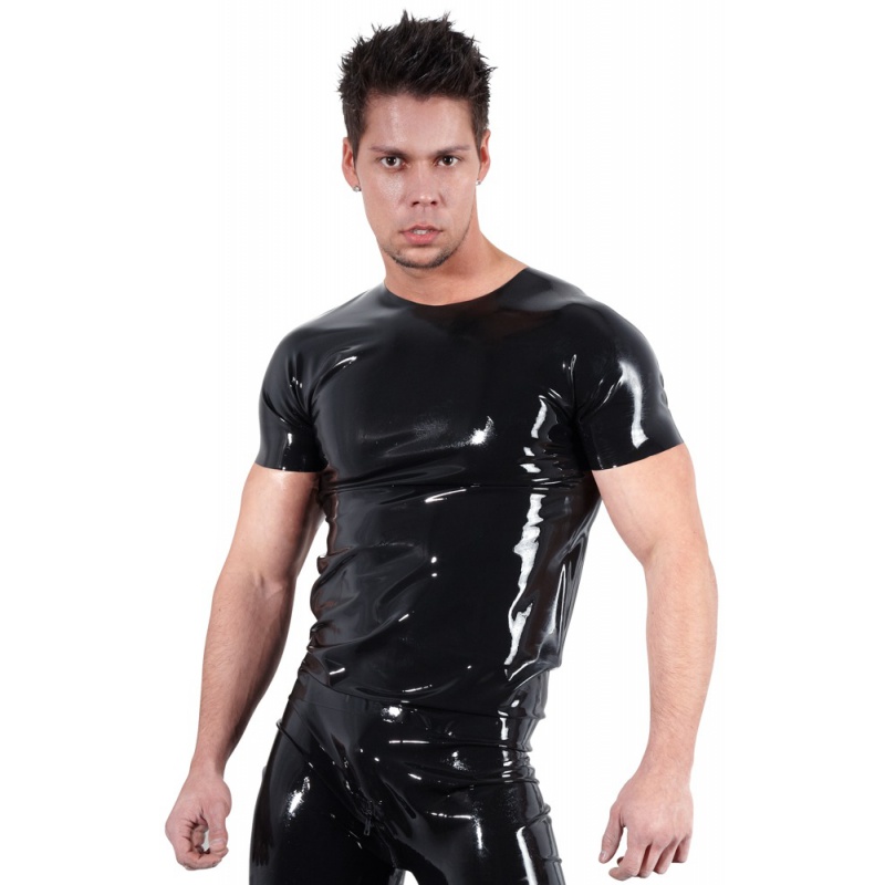 Latexový černý top s výstřihem a kovovým zdobením na prsou