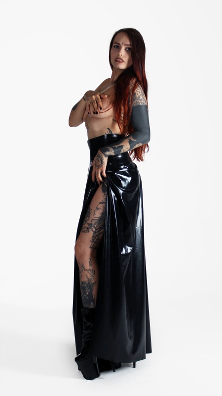 Latexová dlouhá půlkolová sukně černá