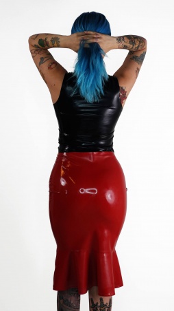 Latexová pouzdrová sukně s volánem červená