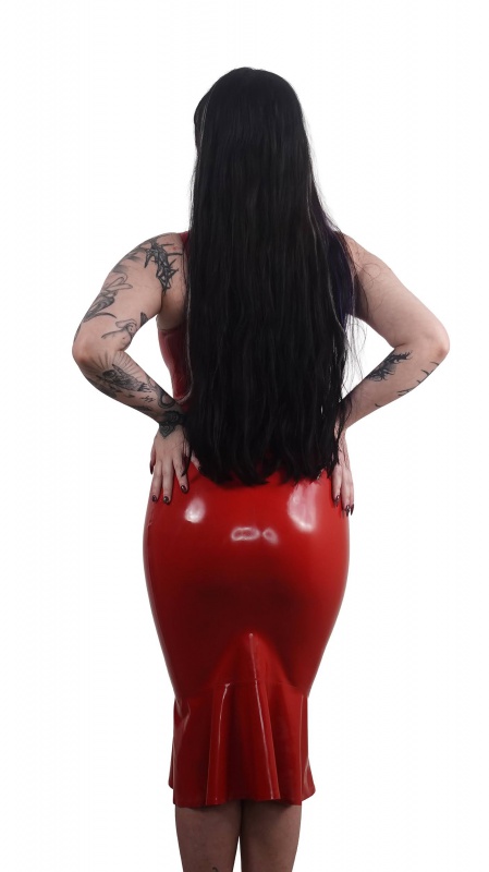 Latexové šaty s hlubokým výstřihem a volánem červené